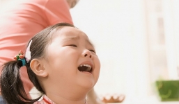 Bố mẹ nên làm gì khi trẻ khóc mè nheo?