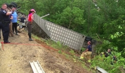 Video: Lật xe tải, 2.000 chú lợn chạy tán loạn trên đường cao tốc