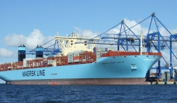 Video: Xem siêu tàu vận tải lớn nhất thế giới cập cảng