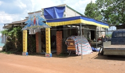 Dùng xăng thiêu sống hàng xóm vì bị cấm hát trong đám cưới