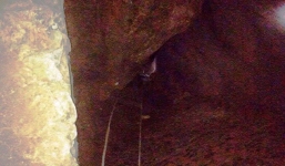 50 người vật lộn giải cứu người đàn ông bị rơi xuống hang sâu 70m