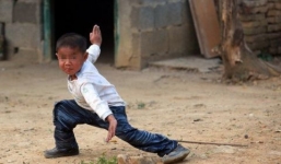 Kì lạ cậu bé 6 tuổi sống một mình trên núi