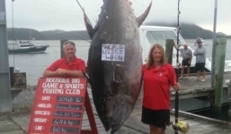 Video: Người phụ nữ 56 tuổi tay không bắt 'thủy quái' khổng lồ