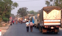 3 xe tải tông nhau, tài xế kẹt trong cabin