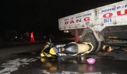 Xót xa cô gái bị thương vẫn cố gọi người cứu cha bị nạn trong mưa