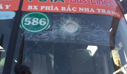 Xe khách Phương Trang bị ném đá trực diện, tài xế bị thương