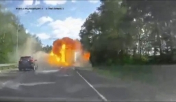 Video: Xe tải đâm ô tô, phát nổ trên đường cao tốc