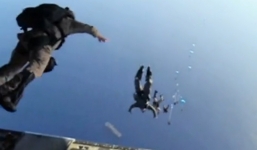 Video: Đặc nhiệm Mỹ nhảy dù giải cứu thuyền trưởng bị bắt cóc