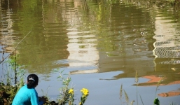 Phát hiện thi thể 3 cháu bé dưới sông