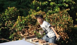 Thanh niên 'ngáo đá' cố thủ trên nóc nhà nghi có người giết mình