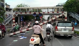 Video: Xe khách đâm đổ thanh hạn chế chiều cao cầu vượt ở Hà Nội