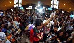 Ánh viên về nước trong 'vòng vây' của người hâm mộ