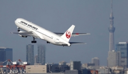 Phi công đưa tiếp viên vào buồng lái chụp ảnh 