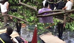 Cận cảnh mưa dông kinh hoàng, cuốn bay xe máy ở Hà Nội