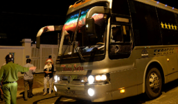 Côn đồ ném đá xe khách, tấn công phụ xe