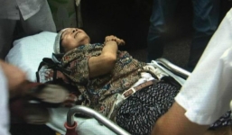 Xúc động hơn 100 người nâng xe buýt cứu bà lão mắc kẹt