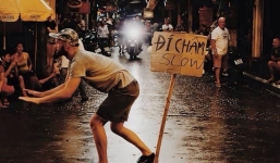 Hà Nội: Ông Tây điều tiết giao thông sau cơn giông lớn dị thường