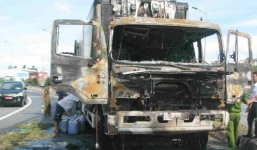 Cha hoảng hốt kéo con trai 13 tuổi nhảy ra khỏi cabin ôtô bốc cháy