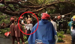 Bức ảnh cô gái chụp ảnh 'tự sướng' giữa hiện trường cây đổ gây bức xúc