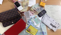 2 vợ chồng đi ăn cắp tại cửa hàng quần áo bị tóm gọn