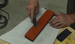 Video biến bê-tông cũ và xẻng bỏ đi thành con dao sắc