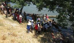 Người cha khóc nức nở bên thi thể con trai nhảy cầu tự tử