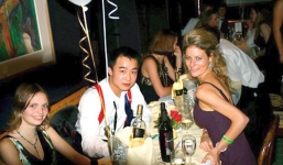 Thiếu gia tiêu tiền như rác khiến nhà giàu Tây … lác mắt