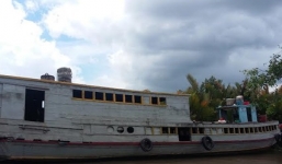 Tàu chở 25 hành khách chìm trên sông Tiền