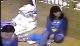 Xôn xao clip bảo mẫu kẹp cổ bé trai vì không ngủ trưa