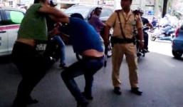 CSGT đứng nhìn lái xe của VTV đánh nhau giữa phố