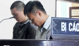 Thanh niên ngáo đá đâm gục bạn gái giữa đường