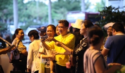 Đàm Vĩnh Hưng giữa vòng vây người hâm mộ tại sân bay