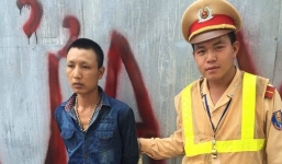 Video: Bắt vi phạm giao thông, phát hiện ma túy