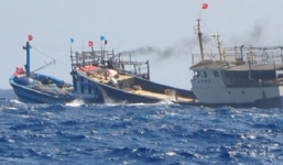 Tàu Trung Quốc cướp tài sản, đâm hỏng tàu cá Việt Nam