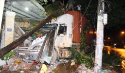 Xe container tông sập nhà dân trong đêm