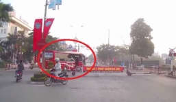 Video: Xe khách cố vượt đường tàu khi đã kéo rào chắn