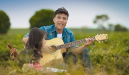 Chàng trai ôm đàn guitar hát ngợi ca quê hương Việt Nam