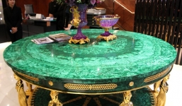 Choáng bộ bàn đá quý mạ vàng 8 tỉ ở sài Gòn