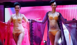Đại gia xứ Trung lại khoe bikini vàng ròng 14 tỉ