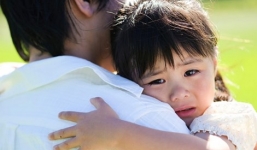 Tác hại của việc bố mẹ giao khoán con cái cho giúp việc