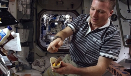 Xem các phi hành gia làm bánh mì kẹp thịt trên trạm vũ trụ Quốc tế