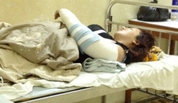 Sau tiếng thất thanh của bé gái, thấy ba người nằm gục trong nhà