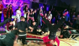 Video: Cụ bà 60 'trồng cây chuối' xoay đầu nhảy như thanh niên