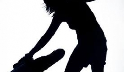 Nữ sinh 16 tuổi hành hung bạn gái của cha giữa đường