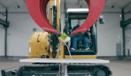 Té ghế với anh chàng dùng máy xúc 8.5 tấn làm hot dog