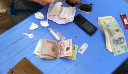 Hà Nội: CSGT bắt thanh niên thủ ma túy và kim tiêm giữa phố