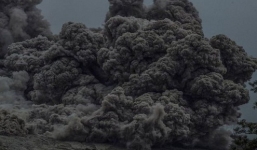 Video: Núi lửa phun trào, tạo cột tro bụi khổng lồ