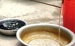 Nước giếng khoan sủi bọt, chuyền màu tím đen ở Phú Thọ