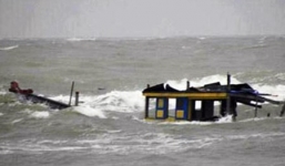 Tàu cá Quảng Ngãi bị chìm ở Trường Sa, 32 ngư dân rơi xuống biển