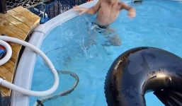 Video: Sửng sốt cảnh 3 bé trai chơi đùa với rắn khủng trong bể bơi